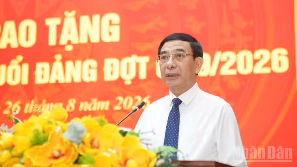 Đại tướng Phan Văn Giang phát biểu ý kiến tại lễ trao tặng Huy hiệu 80 năm tuổi Đảng cho đảng viên lão thành Nguyễn Khánh Trung.