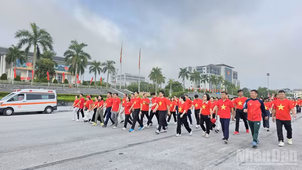 Chương trình đi bộ “Cùng Việt Nam tiến bước” diễn ra tại Quảng trường Pác Bó, phường Thục Phán, tỉnh Cao Bằng. (Ảnh: MINH TUẤN)