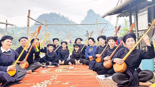 Một buổi sinh hoạt thường kỳ của Câu lạc bộ văn hóa, nghệ thuật “Đặc sắc Văn Lang”, xã Văn Lang.