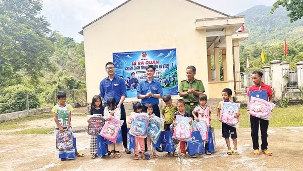 Niềm vui của các em nhỏ khi nhận những phần quà ý nghĩa từ Chi đoàn Điện lực Chư Păh và Chi đoàn Thủy điện Ialy.