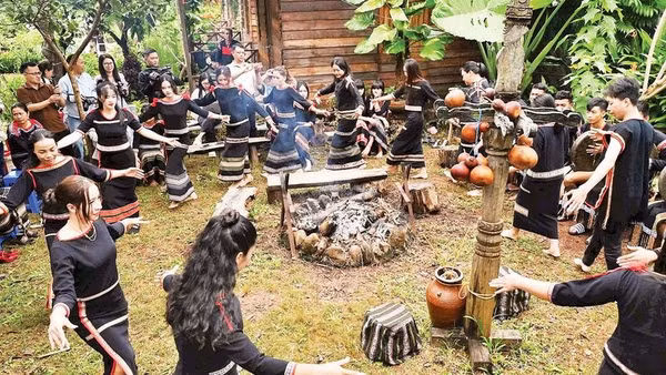 Không gian cư trú truyền thống của người Ê Đê gắn liền với các sinh hoạt cộng đồng.