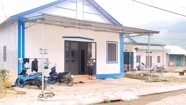 Căn nhà của ông Lý Văn Phình ở khu tái định cư Liên Phương, xã Văn Lăng được xây dựng khang trang.