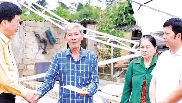 Đại diện lãnh đạo Ủy ban Mặt trận Tổ quốc Việt Nam tỉnh Nghệ An trao hỗ trợ hộ dân bị thiệt hại về nhà ở tại xã Quỳ Hợp (Ảnh TTH)