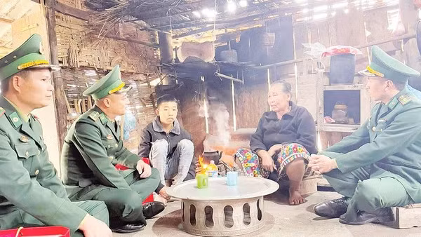 Cán bộ Đồn Biên phòng Cửa khẩu Chiềng Khương, Ban Chỉ huy Bộ đội Biên phòng tỉnh Sơn La trò chuyện thăm hỏi, động viên bà Nang Nọi Phôm Mi Xay và Thạo Phe.