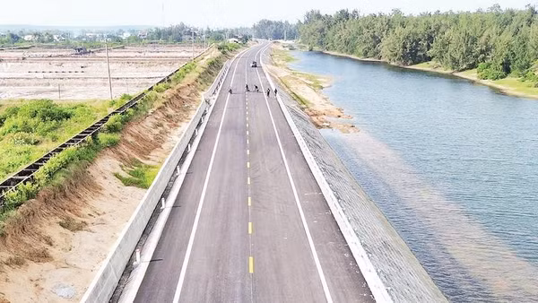 Đường ven biển Dung Quất-Sa Huỳnh mở ra không gian phát triển mới cho nhiều địa phương ven biển.