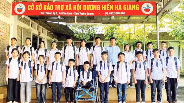 Anh Nguyễn Văn Diện và trẻ mồ côi được nuôi dưỡng tại Cơ sở bảo trợ xã hội Dương Hiển.