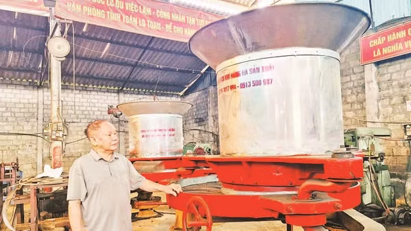 Bác Vũ Hữu Lê bên sản phẩm máy vò chè đa năng.