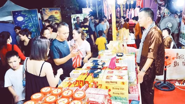 Chợ quê thời Mạc trưng bày, quảng bá nhiều sản phẩm OCOP đến từ các vùng miền của Hải Phòng.