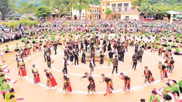 Tái hiện đám cưới người Dao tại lễ hội.