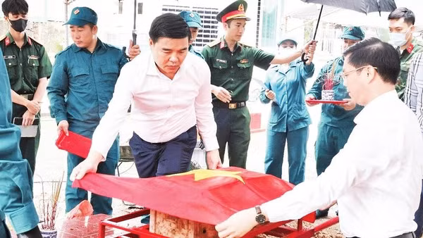 Công tác khai quật, lấy mẫu hài cốt liệt sĩ tại xã Quảng Bị.
