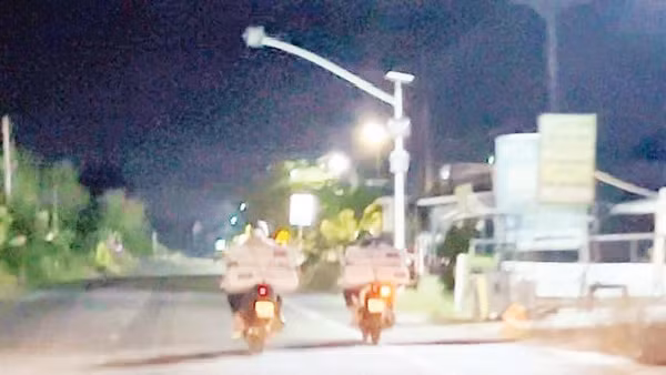 Các đối tượng vận chuyển thuốc lá lậu bằng xe mô-tô trên tuyến Quốc lộ 30 vào ban đêm.