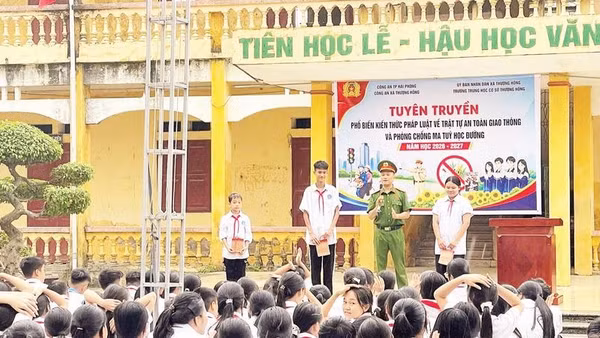 Công an xã Thượng Hồng (Hải Phòng) phối hợp tổ chức tuyên truyền, phổ biến kiến thức pháp luật về trật tự, an toàn giao thông và phòng, chống ma túy trong học đường (Ảnh DUYÊN VŨ)