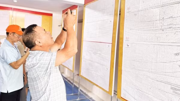 Người dân phường Hồng Hà tìm hiểu hướng tuyến trục đại lộ cảnh quan sông Hồng.