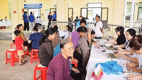 Trạm Y tế xã Thượng Quan phối hợp Bệnh viện đa khoa Bắc Kạn tổ chức khám sức khỏe miễn phí cho người dân trên địa bàn (Ảnh THU HƯỜNG)