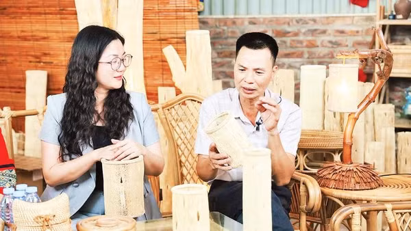 Anh Nguyễn Trọng Điểm giới thiệu chiếc đèn đu đủ với Phó Chủ tịch Ủy ban nhân dân xã Phú Nghĩa Trần Thị Thu Hằng.