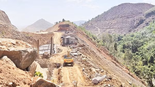 Càng về cuối tuyến đường cao tốc Khánh Hòa-Buôn Ma Thuột, địa hình càng cao, dốc và hiểm trở.