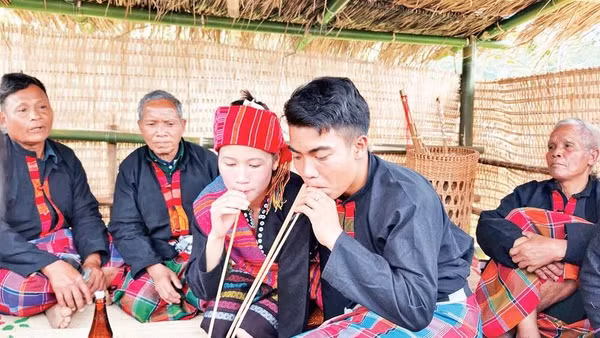 Vợ chồng anh Hồ Văn Cường và chị Hồ Thị Trà My trong vai cô dâu, chú rể tại buổi phục dựng lễ cưới truyền thống của người Bru-Vân Kiều ở thôn Tà Rùng.