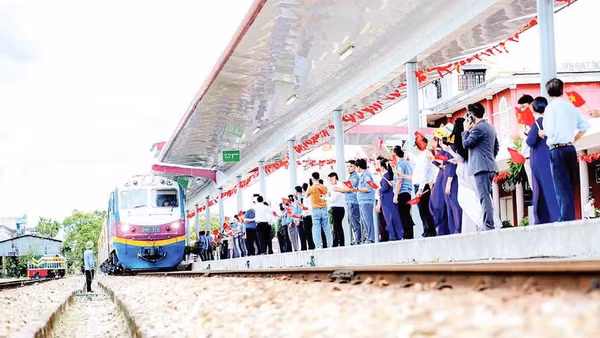 Huế đón đoàn tàu du lịch Phong Nha-Cố đô Huế trong ngày khai thác đầu tiên (Ảnh NGỌC TIẾN)