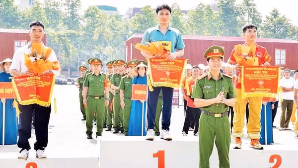 Ban tổ chức trao Giải nhất, nhì, ba cho các đội thi (Ảnh CTV)