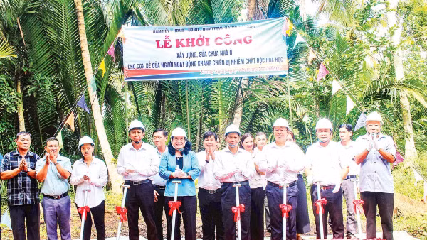 Lãnh đạo tỉnh Vĩnh Long dự lễ khởi công xây nhà ở cho con đẻ của người hoạt động kháng chiến bị nhiễm chất độc hóa học tại xã Trung Ngãi, tỉnh Vĩnh Long. 