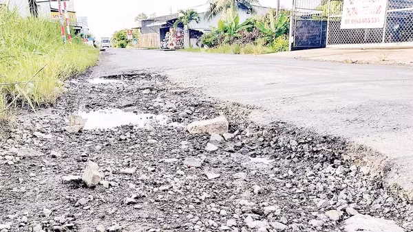 Mặt đường trên tuyến Quốc lộ 63 bong tróc, hư hỏng, xuất hiện nhiều ổ voi, ổ gà. 