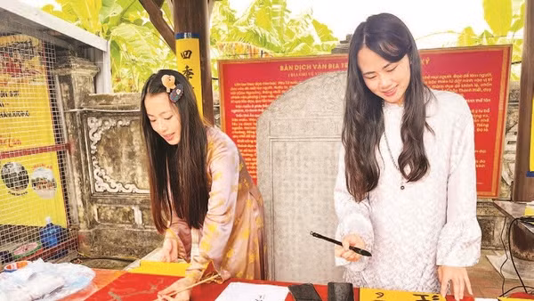 Nhiều bạn trẻ tự tay khai bút chữ mà mình thích.