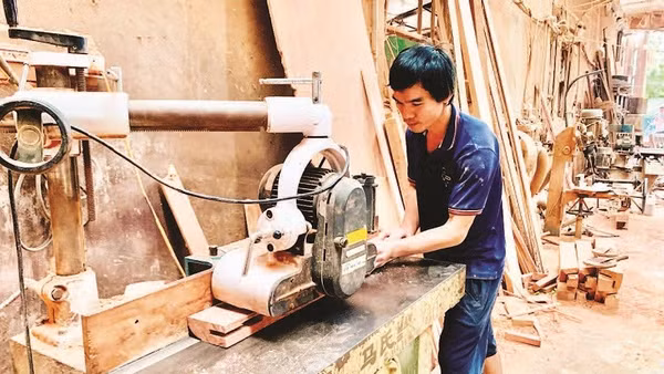 Cơ sở sản xuất đầu tư thiết bị, máy móc vào sản xuất để nâng cao năng suất, chất lượng sản phẩm đồ mộc.