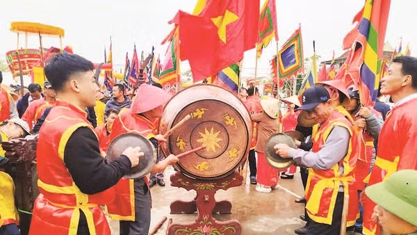 Các dòng họ thi đánh trống tế tại lễ hội đền Cả năm 2026.