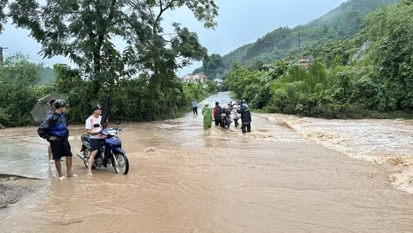 Một điểm ngập đường giao thông tại xã Sa Lý trưa ngày 21/8. (Ảnh: ĐH)