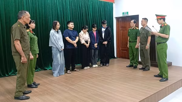 Cơ quan Cảnh sát điều tra Công an tỉnh Bắc Ninh làm việc với các đối tượng trong vụ án. (Ảnh: Thúy Quỳnh)