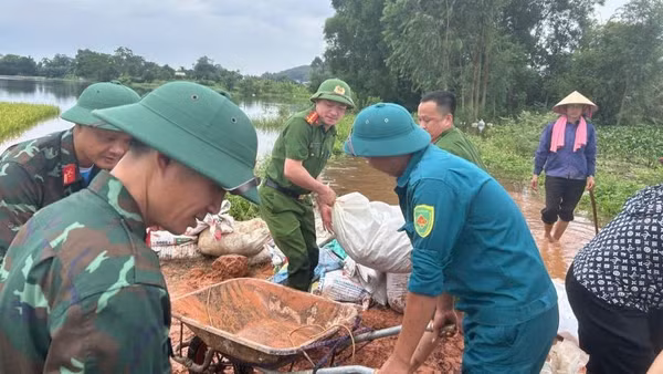 Bộ đội tham gia đắp đê ngăn lũ tại Bắc Ninh. (Ảnh: ĐG)