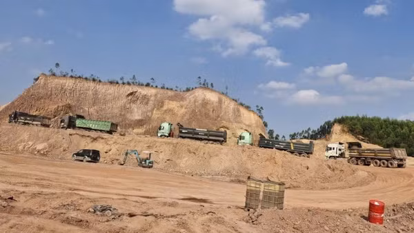 Khai thác đất san lấp tại Bắc Giang. (Ảnh minh họa: Tuệ Lâm)