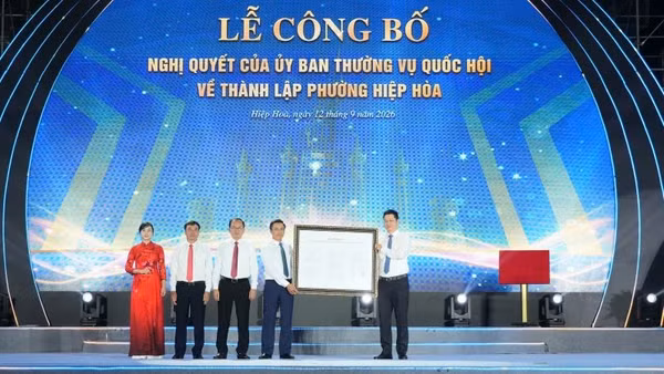 Phó Bí thư Tỉnh ủy Bắc Ninh Trần Huy Phương trao Nghị quyết thành lập phường Hiệp Hòa cho lãnh đạo địa phương. (Ảnh: ĐT)