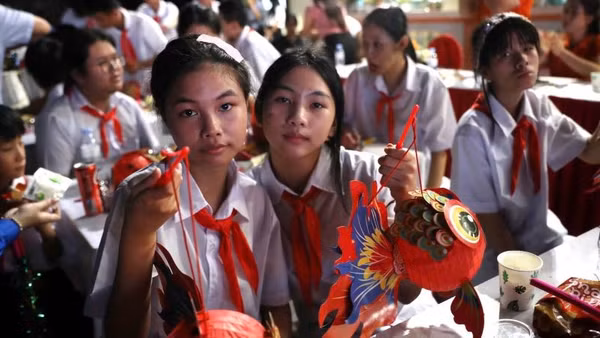 Các cháu thiếu niên vui đêm hội trăng rằm. (Ảnh: DL)