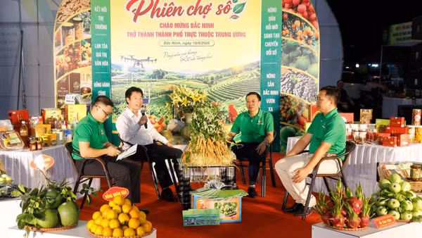 Các đại biểu tham gia phiên livestream bán hàng tại hội chợ. (Ảnh: TĐ)
