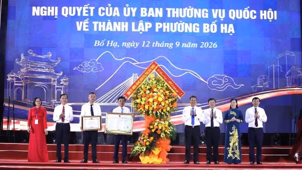 Các đồng chí lãnh đạo tỉnh Bắc Ninh tặng hoa chúc mừng Đảng bộ, chính quyền và Nhân dân phường Bố Hạ. (Ảnh: DL)