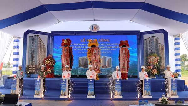 Các đại biểu bấm nút khởi công dự án. (Ảnh: KT) 