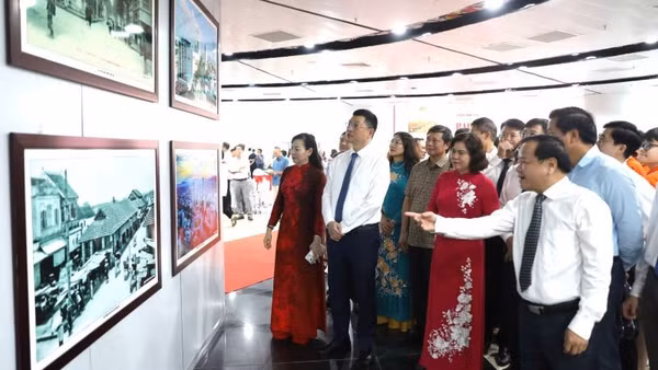 Các đại biểu thăm quan triển lãm. (Ảnh: DL)