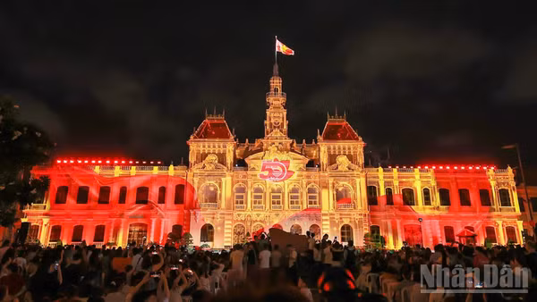 Mãn nhãn màn trình chiếu 3D mapping chào mừng 50 năm Thành phố mang tên Bác. 