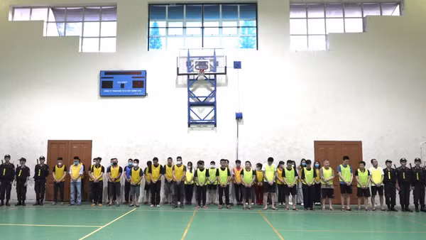 Các đối tượng trong đường dây lừa đảo xuyên biên giới bị Công an tỉnh Cao Bằng bắt giữ.