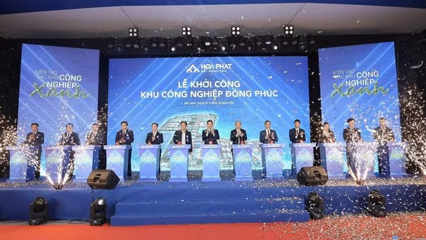 Đại diện lãnh đạo tỉnh Bắc Ninh và Chủ đầu tư bấm nút khởi công xây dựng Khu công nghiệp Đồng Phúc.