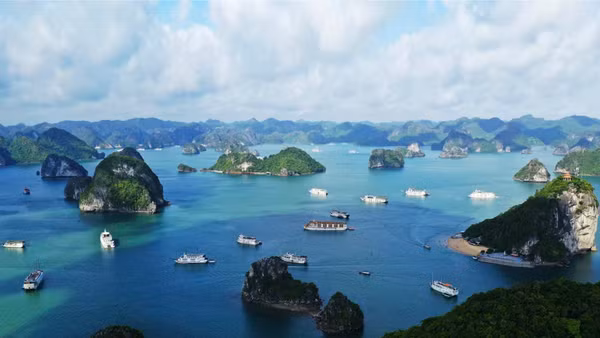 Hạ Long nhìn từ trên cao. (Ảnh: QUANG THỌ)