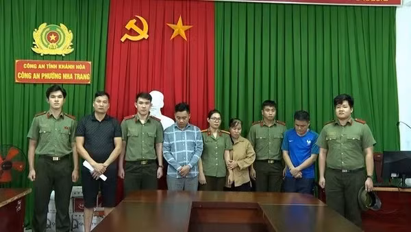  Công an tỉnh Khánh Hòa bắt giữ các đối tượng để điều tra hành vi lừa đảo tiền mã hóa. Ảnh: Công an tỉnh Khánh Hòa