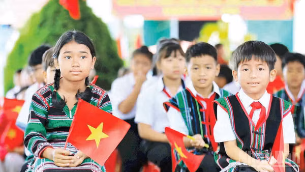 Học sinh Trường tiểu học Nguyễn Văn Trỗi ở xã biên giới Thuận An trong lễ khai giảng. (Ảnh: ĐÌNH THÁI)