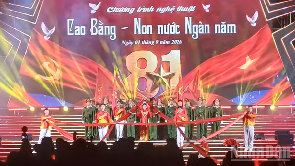 Màn khai mạc rực rỡ của chương trình. (Ảnh: MINH TUẤN)