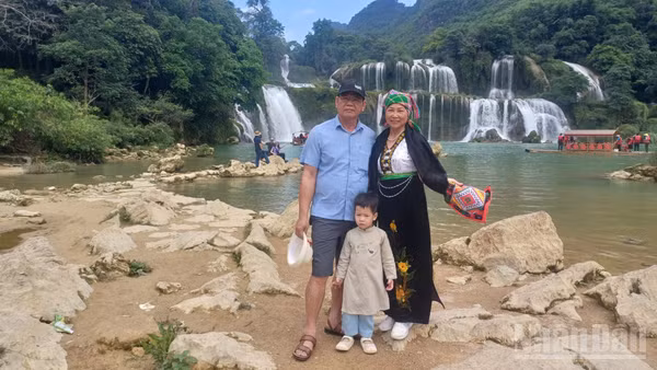 Du khách tham quan Khu du lịch thác Bản Giốc, xã Đàm Thủy, tỉnh Cao Bằng. (Ảnh: MINH TUẤN)