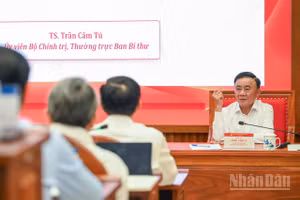 Thường trực Ban Bí thư Trần Cẩm Tú giới thiệu và trao đổi chuyên đề: Xây dựng Đảng trong sạch, vững mạnh toàn diện, “là đạo đức, là văn minh”, đảm đương sứ mệnh lãnh đạo, cầm quyền trong kỷ nguyên phát triển mới. (Ảnh: THẾ ĐẠI)