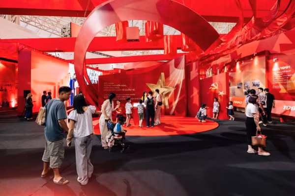 Gen Z nô nức check-in tại triển lãm “95 năm Cờ Đảng soi đường”: Khi lịch sử “chạm” tới trái tim người trẻ
