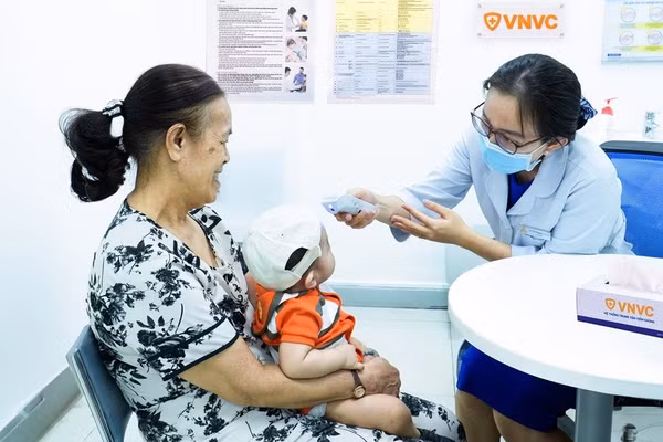 Khám sàng lọc cho bệnh nhi. (Ảnh: VNVC)