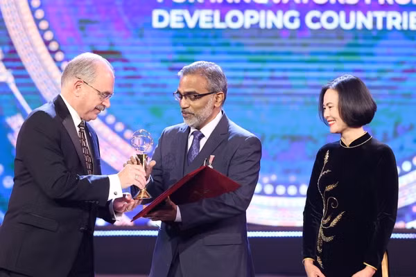 Giáo sư Thalappil Pradeep được vinh danh với Giải Đặc biệt VinFuture 2022 dành cho Nhà khoa học đến từ các nước đang phát triển. (Ảnh: BTC)